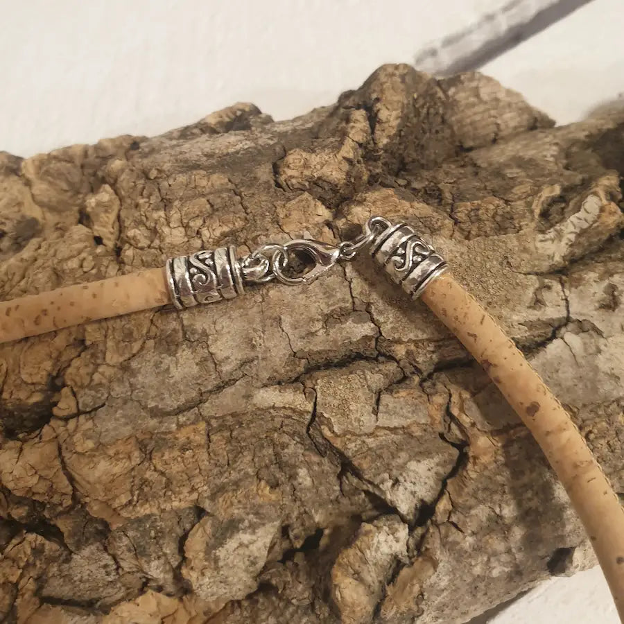 Détail du fermoir du collier en liège