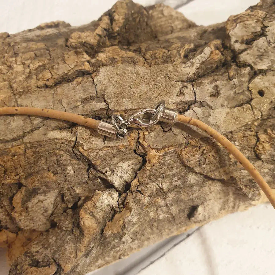 Détail du fermoir ginkgo sur collier en liège naturel
