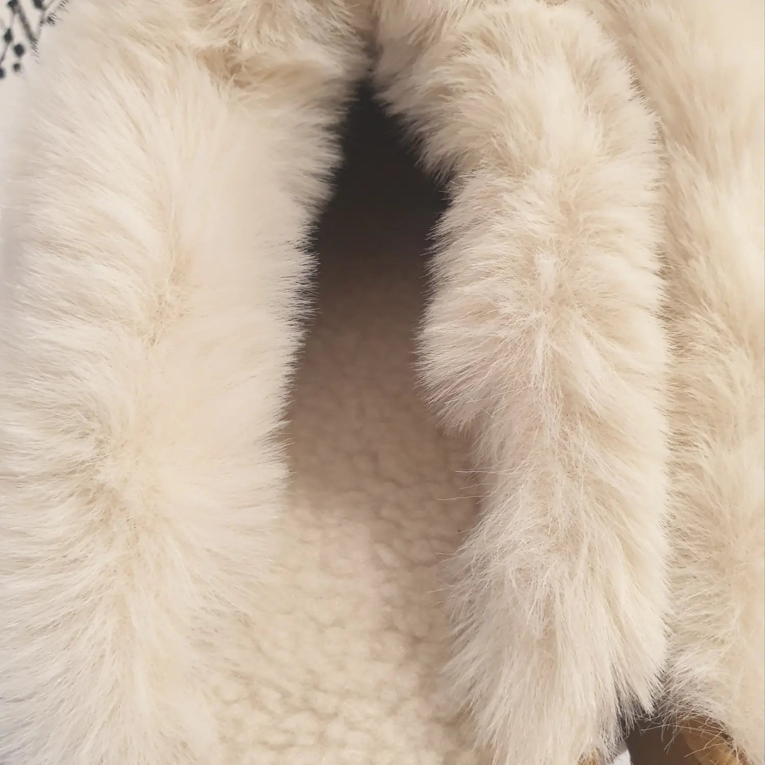 Détail de la texture du liège et de la doublure fourrée des chaussons Maya.