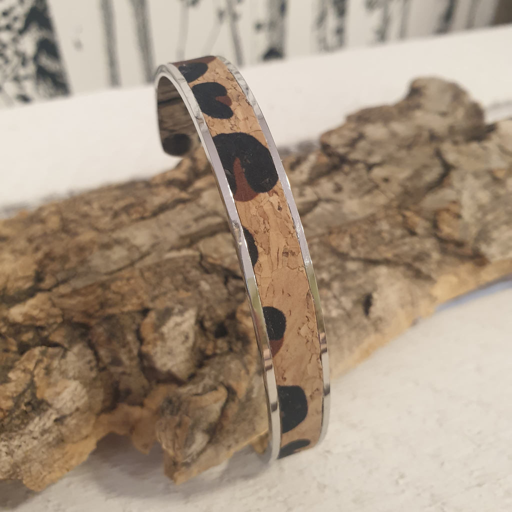 Zoom sur le léopard - bracelet jonc léa - made in alsace
