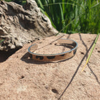 Bracelet jonc et liège léopard - vue posée - création artisanale