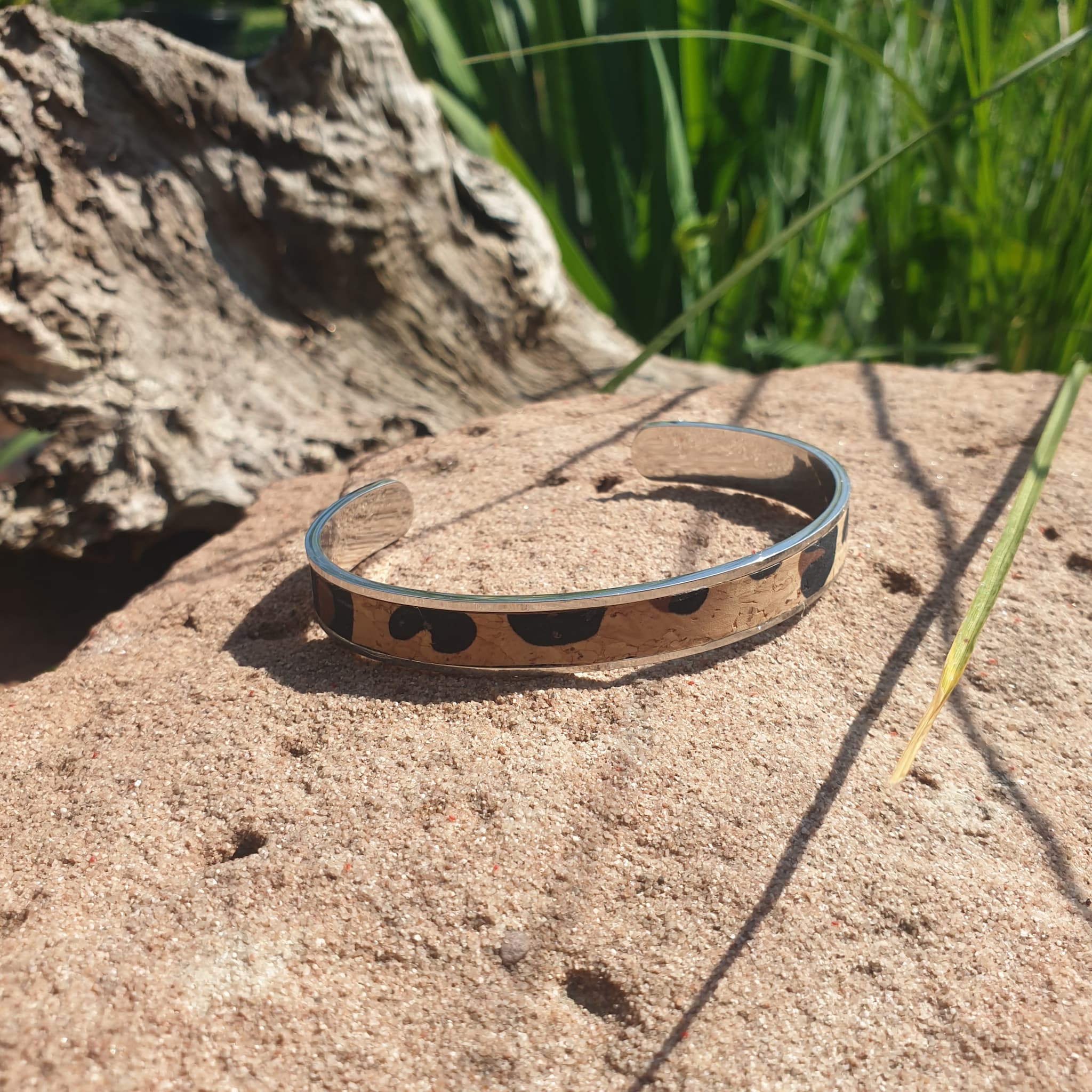 Bracelet jonc et liège léopard - vue posée - création artisanale