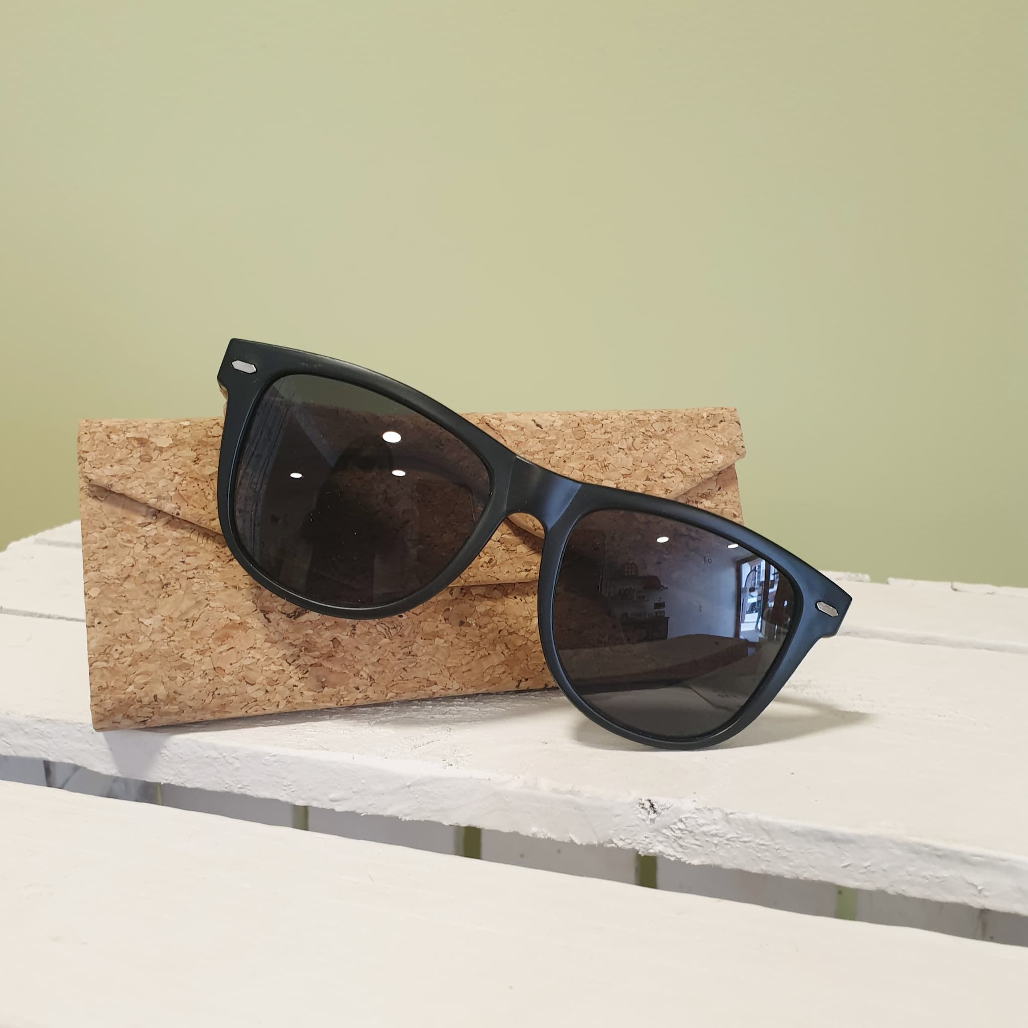 Lunettes de soleil liège et plastique recyclé - vue de devant