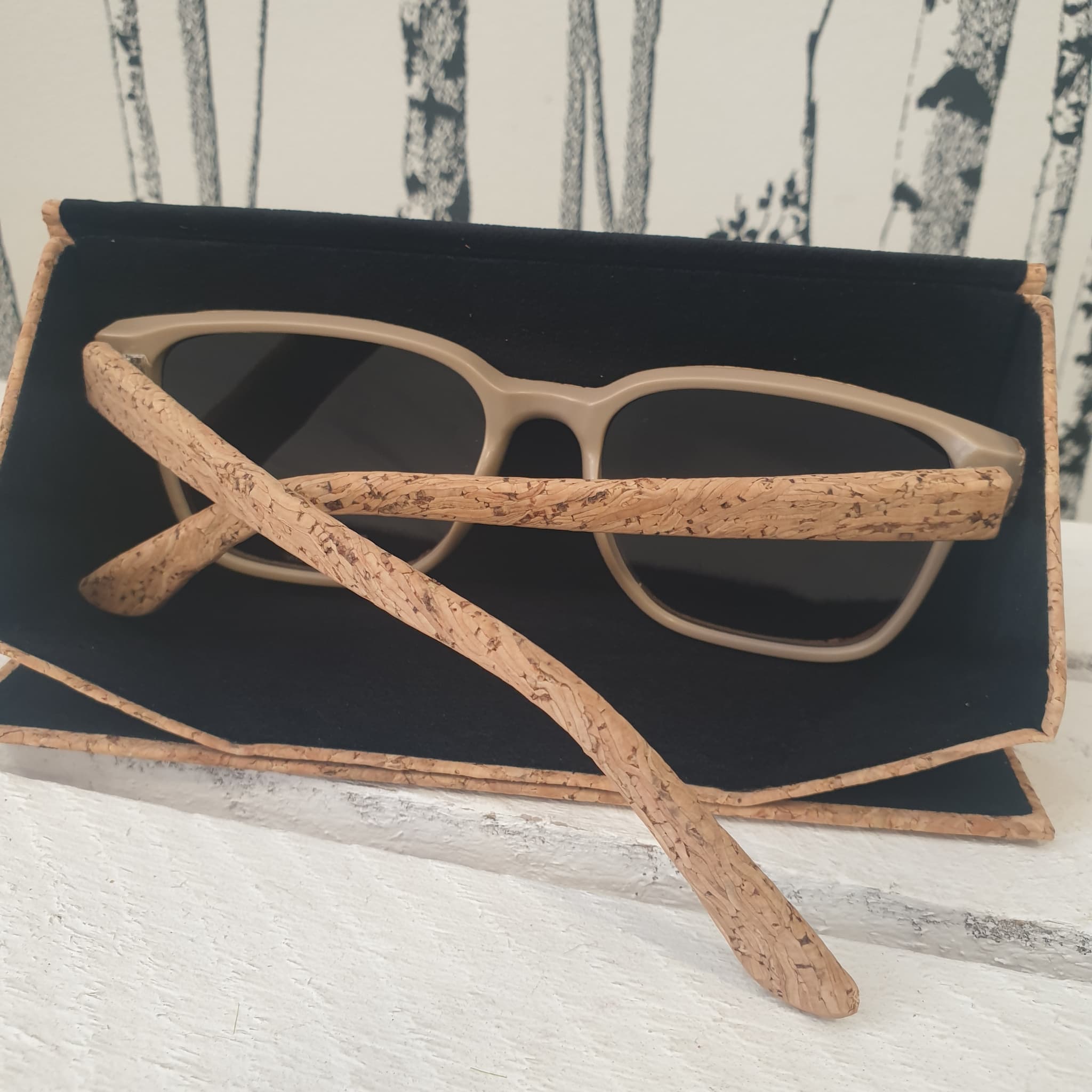 Lunettes de soleil - liège et plastique recyclé - vue arrière dans étui