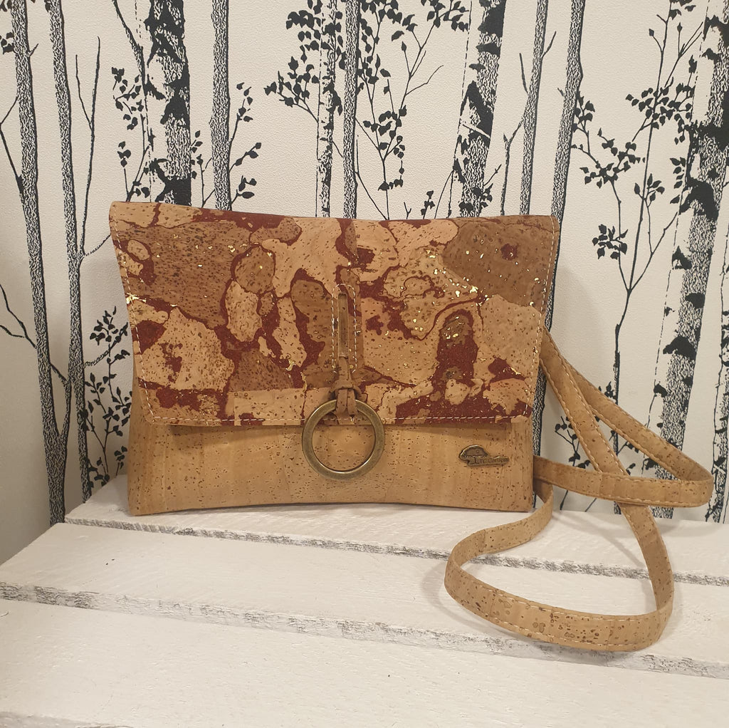 Sac bandoulière Calyra en liège naturel avec rabat doré