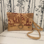Sac bandoulière Calyra en liège naturel avec rabat doré