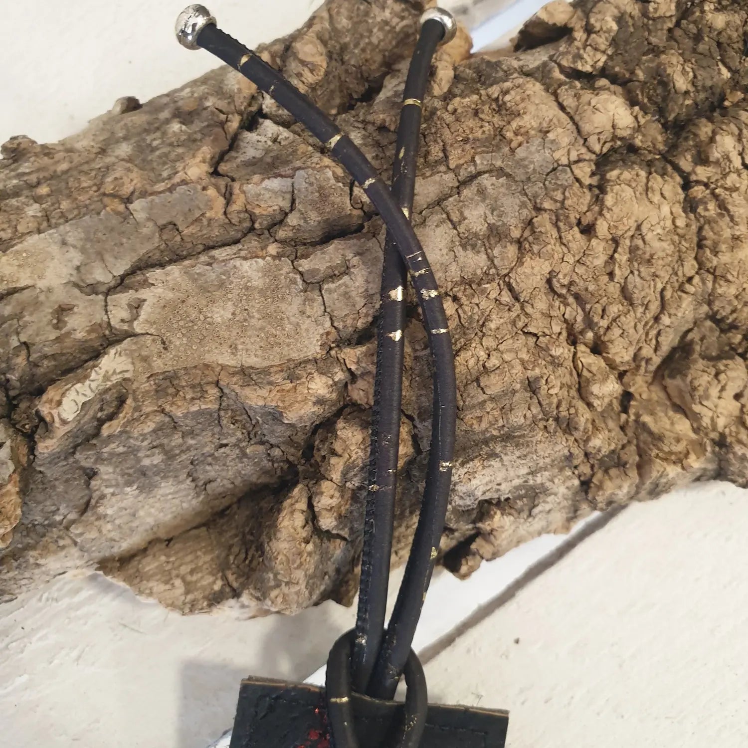 MARQUE PAGE NOIR COLORE ARGENTE EN LIEGE LILA AVEC EMBOUTS