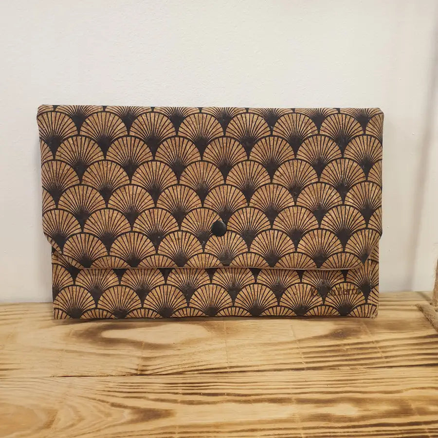 Pochouette multifonction fermée par bouton pression