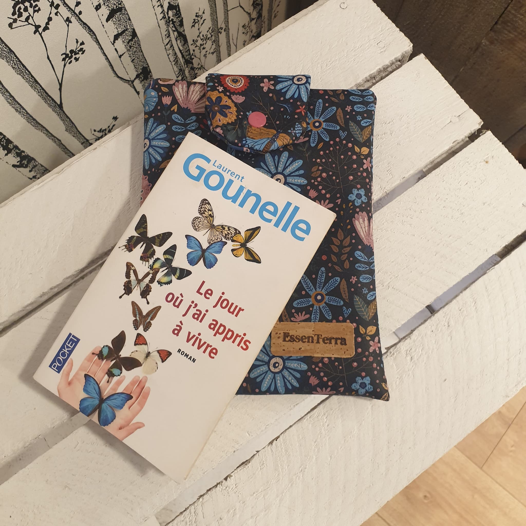 Pochette à livre format poche fait-main alsace - vue de dessus avec livre de poche