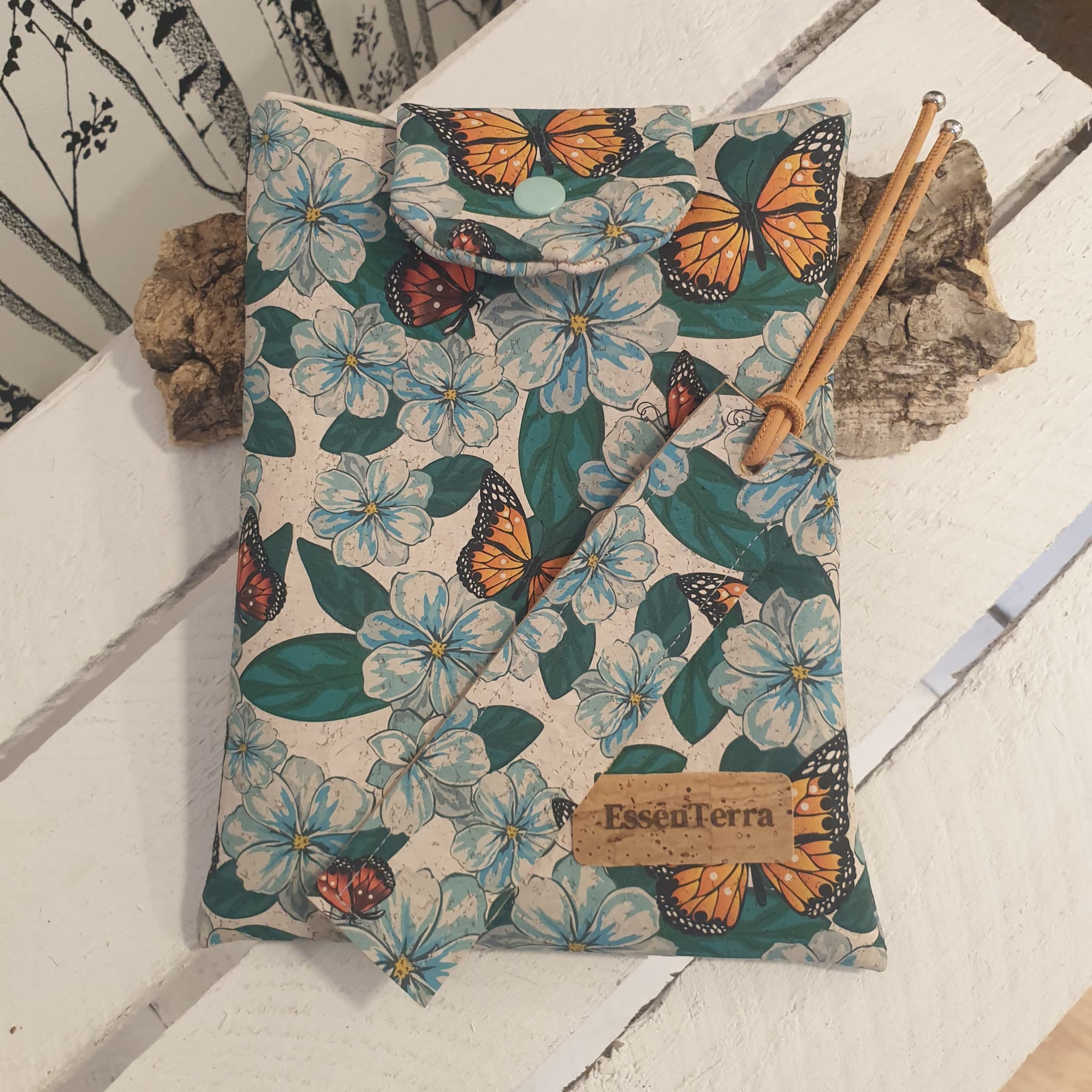 Pochette en liège avec marque page assorti - création artisanale en Alsace