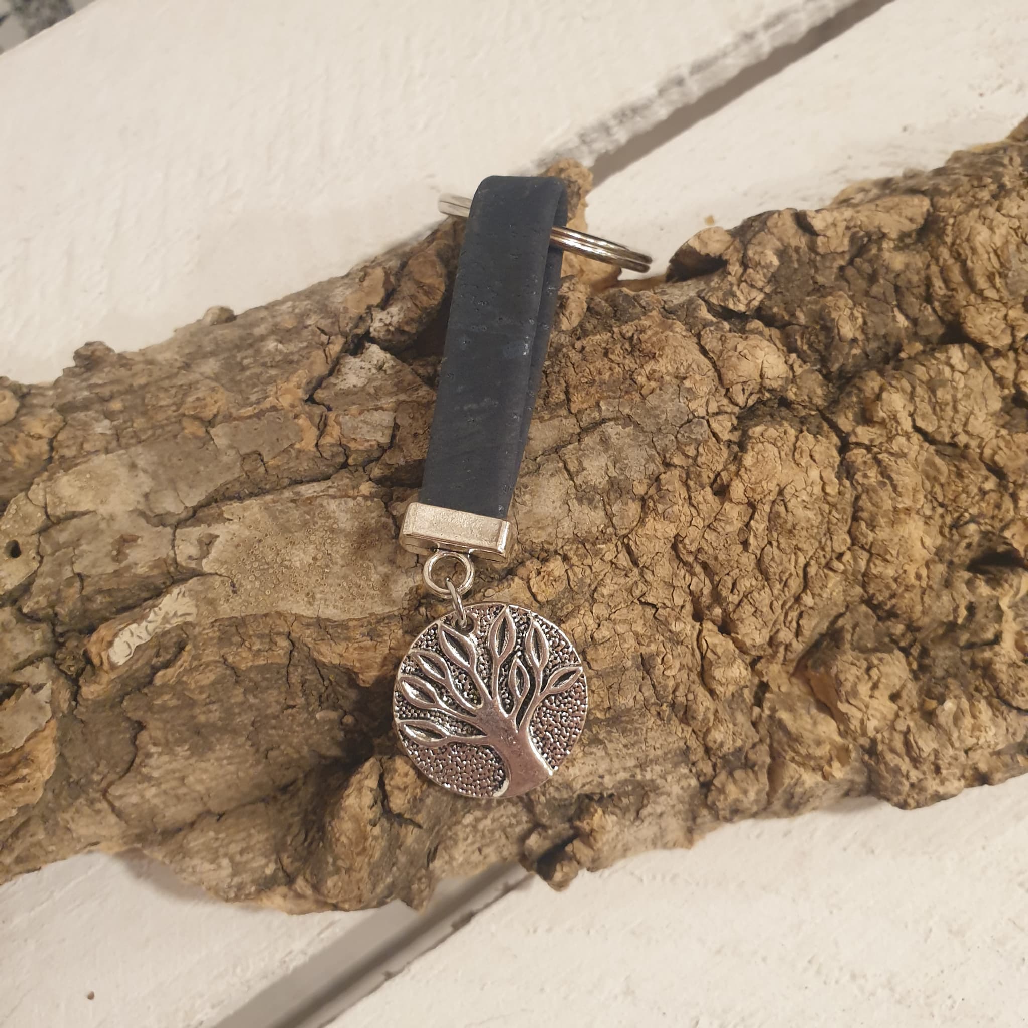 Porte-clés en liège bleu foncé avec arbre de vie