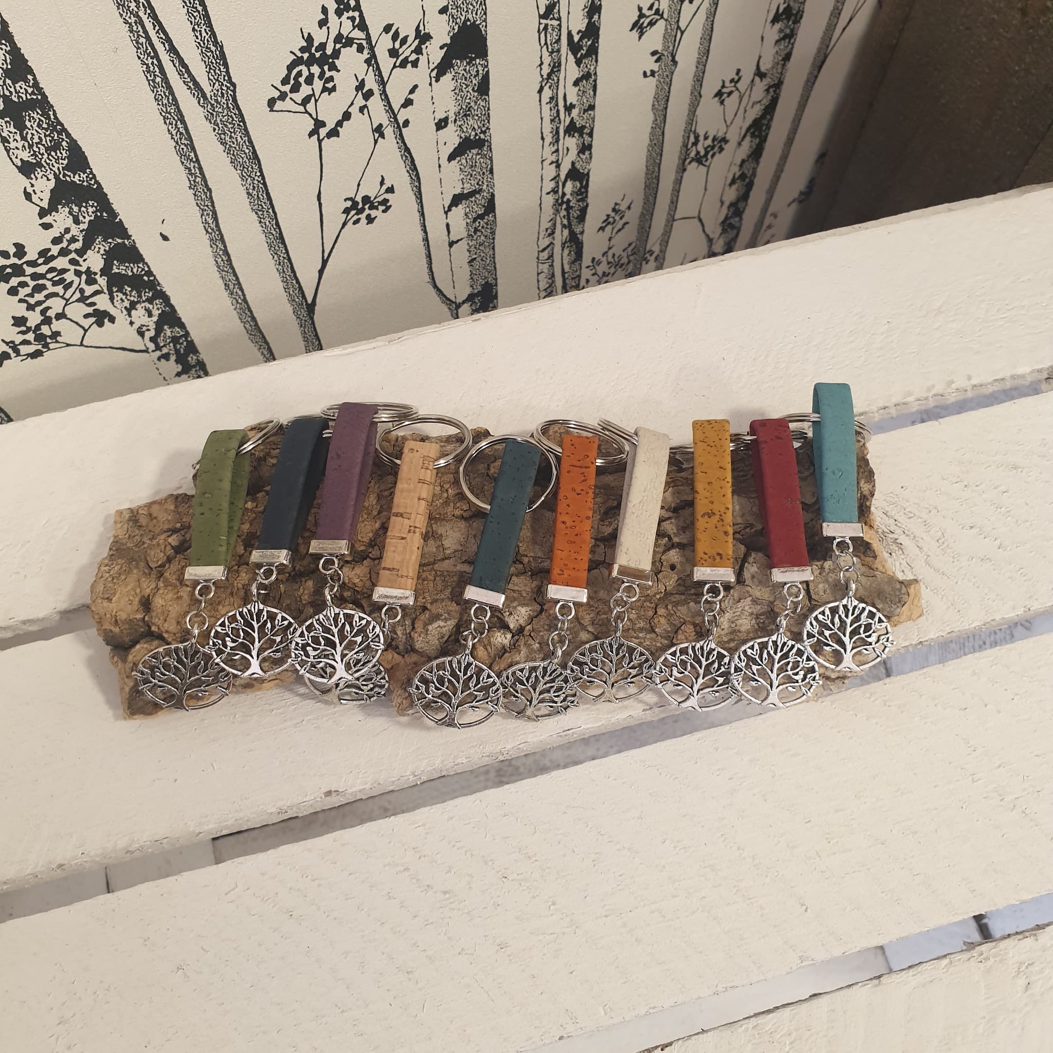 portes-cles en liege arbre de vie - creation artisanale - vue d'ensemble