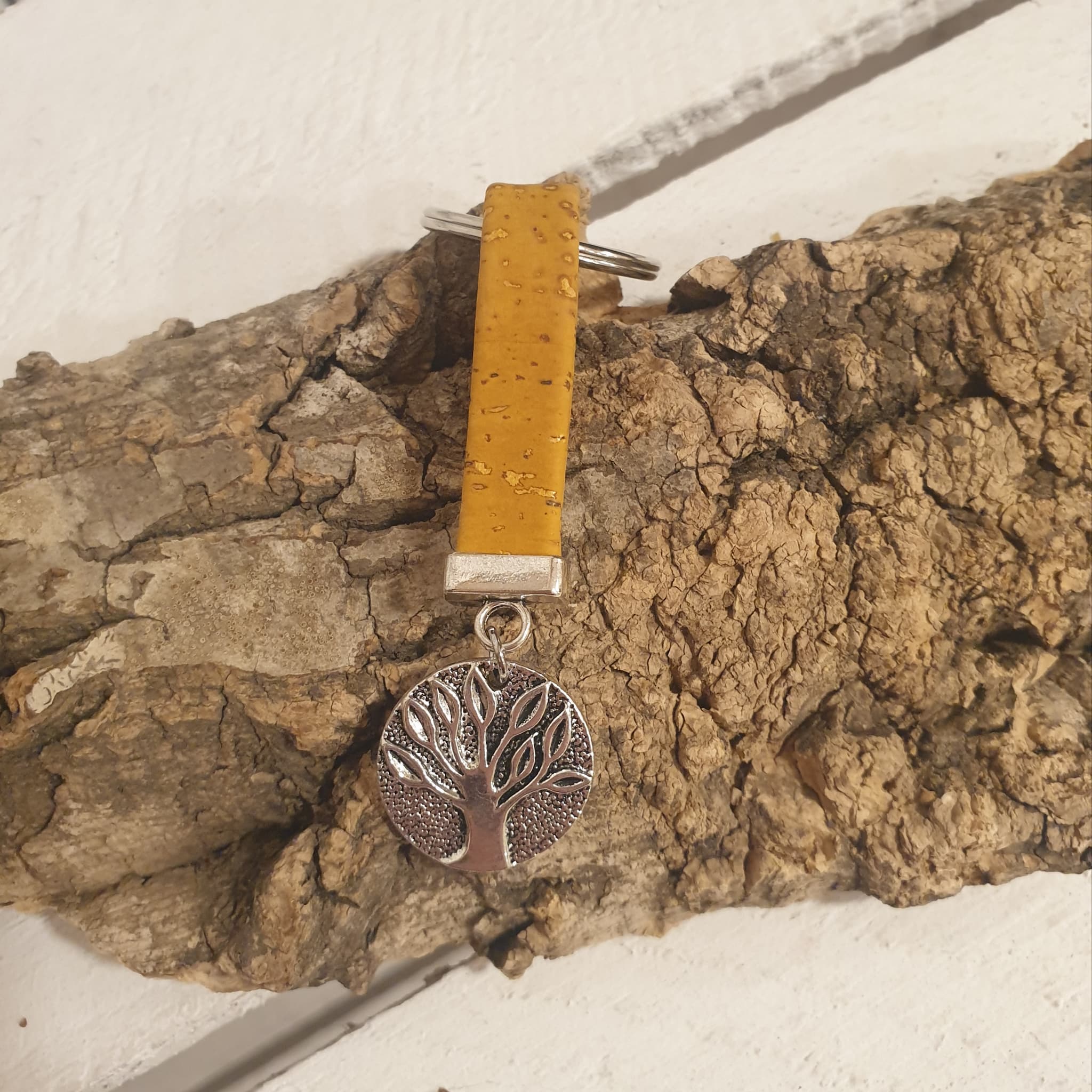 Porte-clés en liège jaune arbre de vie