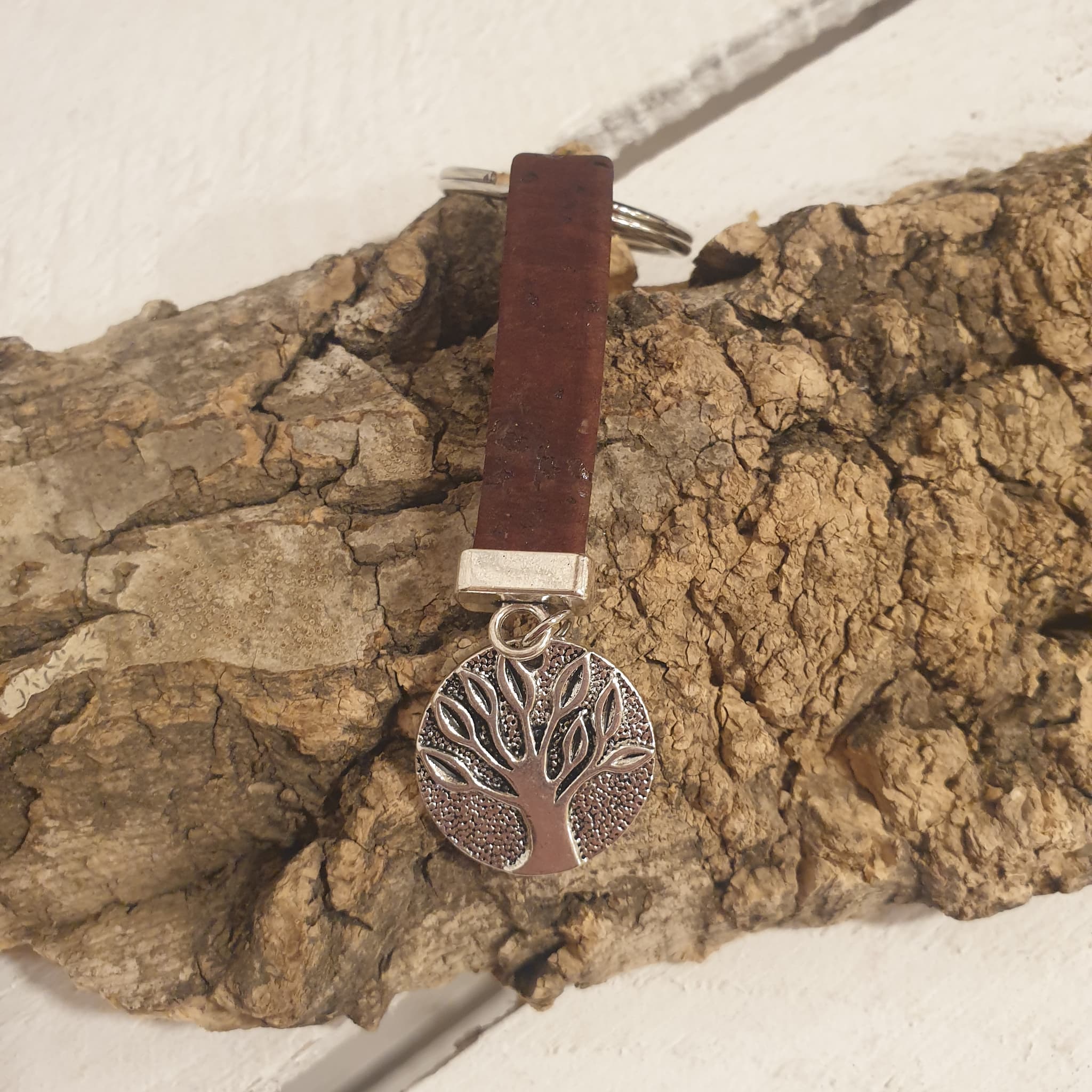Porte-clés en liège marron foncé arbre de vie