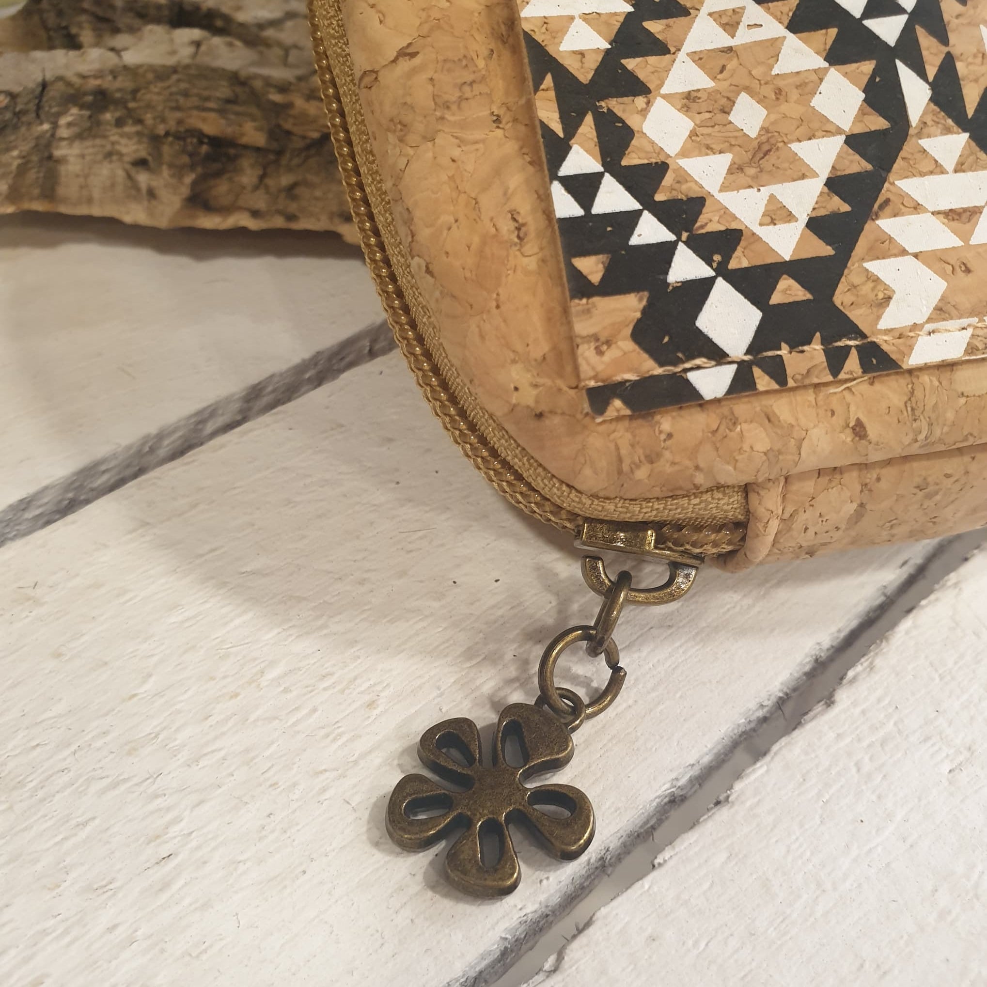 détail Porte-monnaie Calista compartiment zippé et charm décoratif