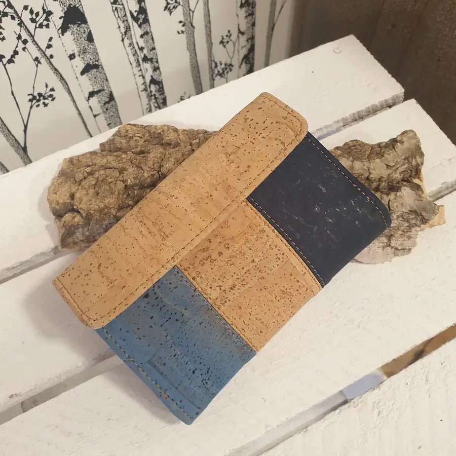 Détails du liège et des teintes de bleu du portefeuille Elva