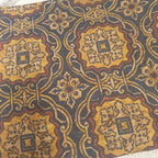 Détail des motifs bleu, naturel et rouge du porte-monnaie