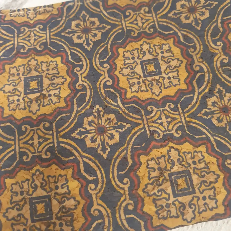 Détail des motifs bleu, naturel et rouge du porte-monnaie