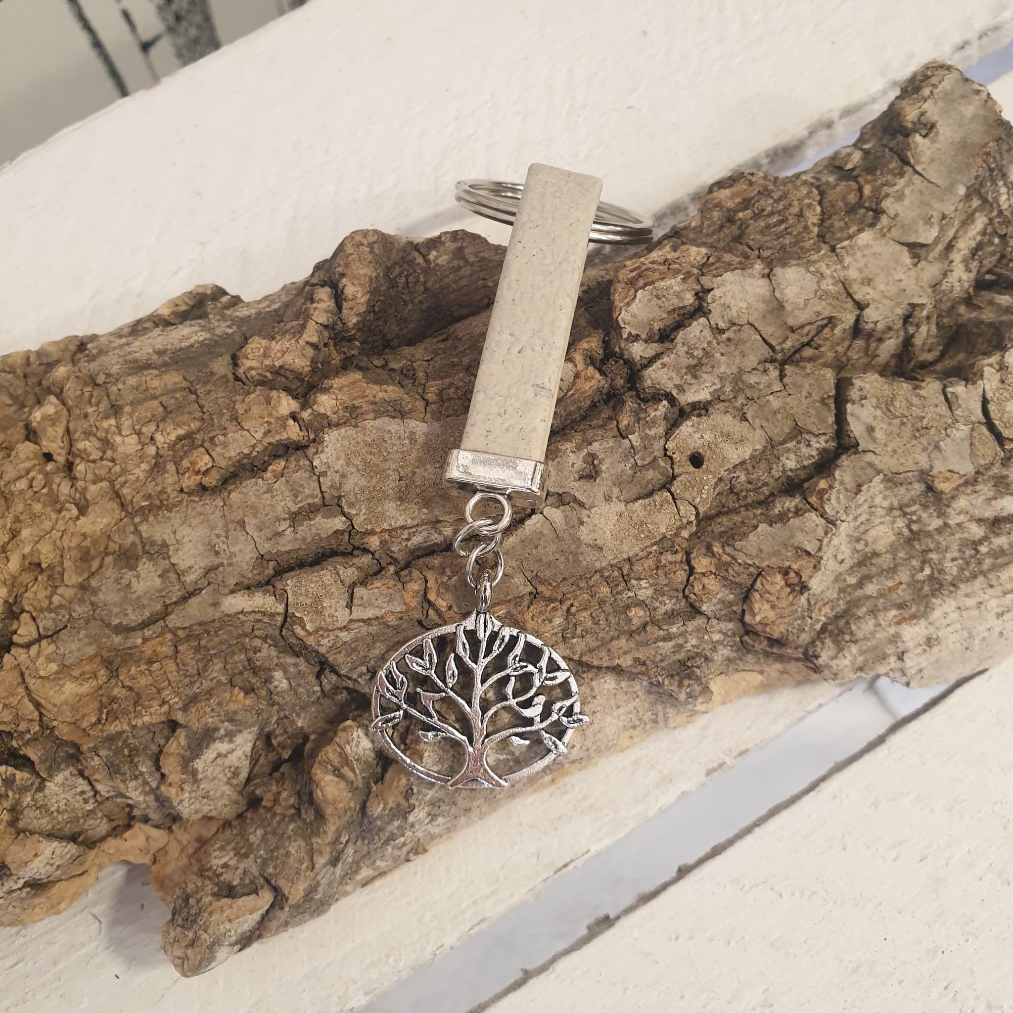 Porte-clés en liège plat blanc avec breloque arbre de vie - haguenau alsace