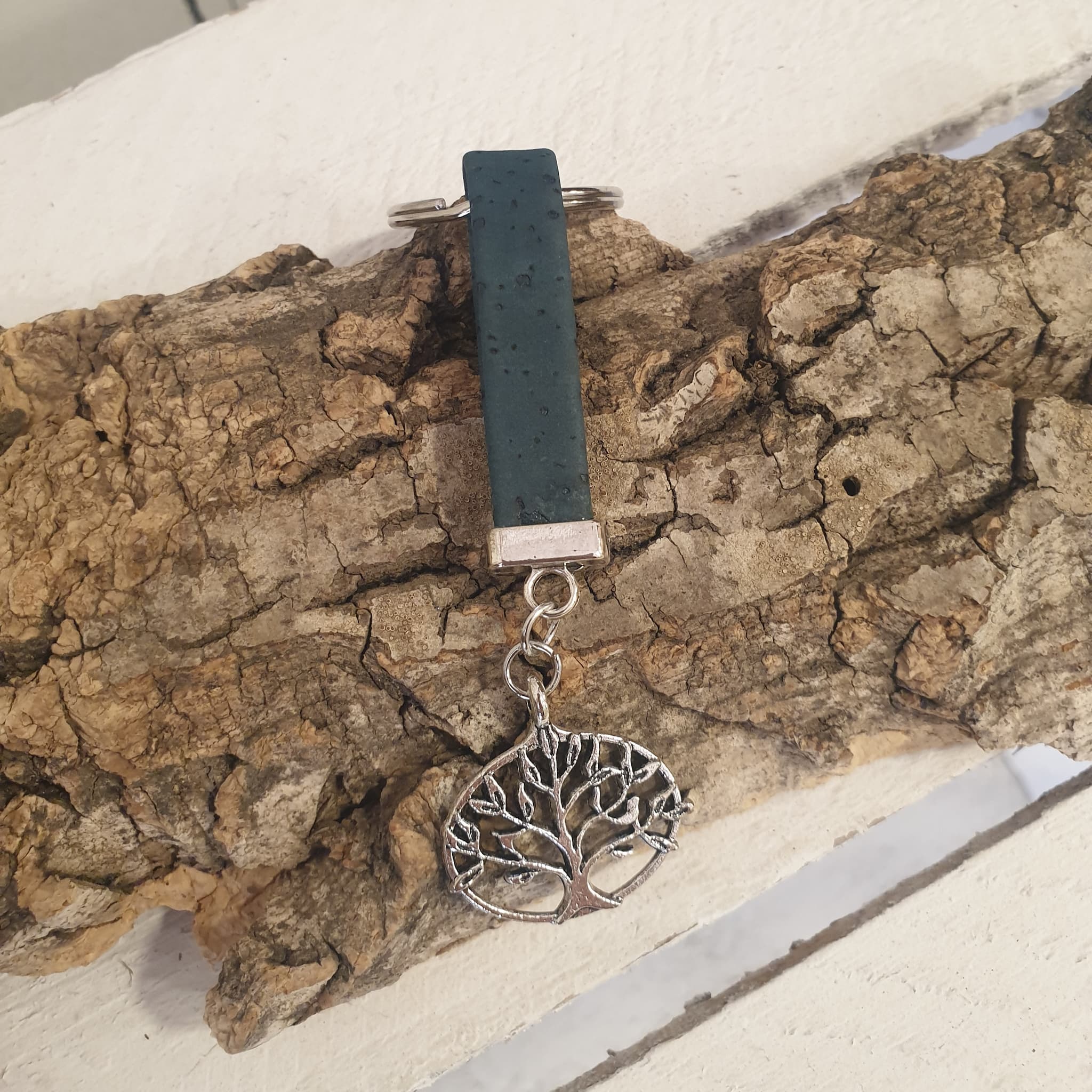 porte-clés en liège plat bleu avec breloque arbre de vie - alsace