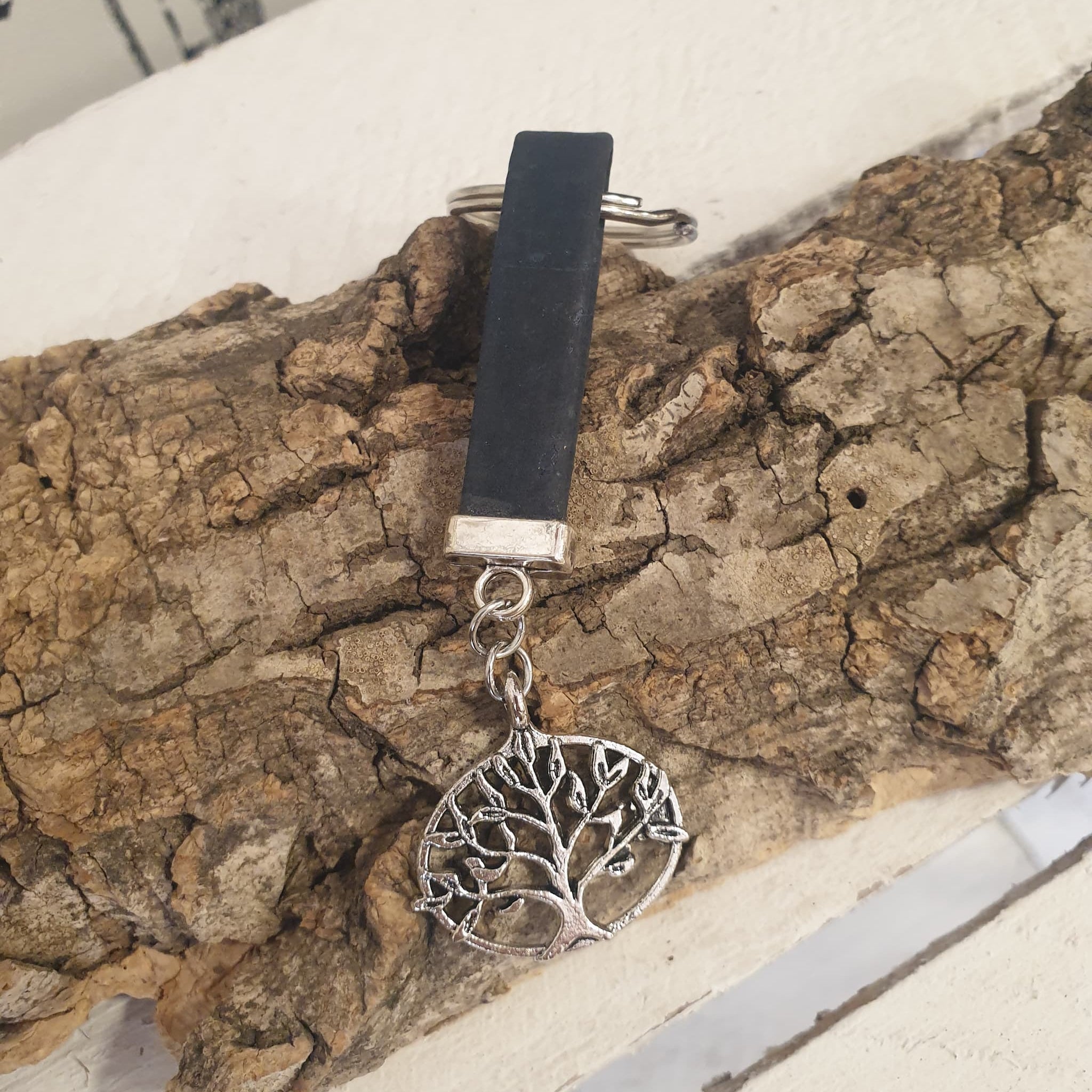 Porte-clés en liege plat bleu foncé arbre de vie - alsace