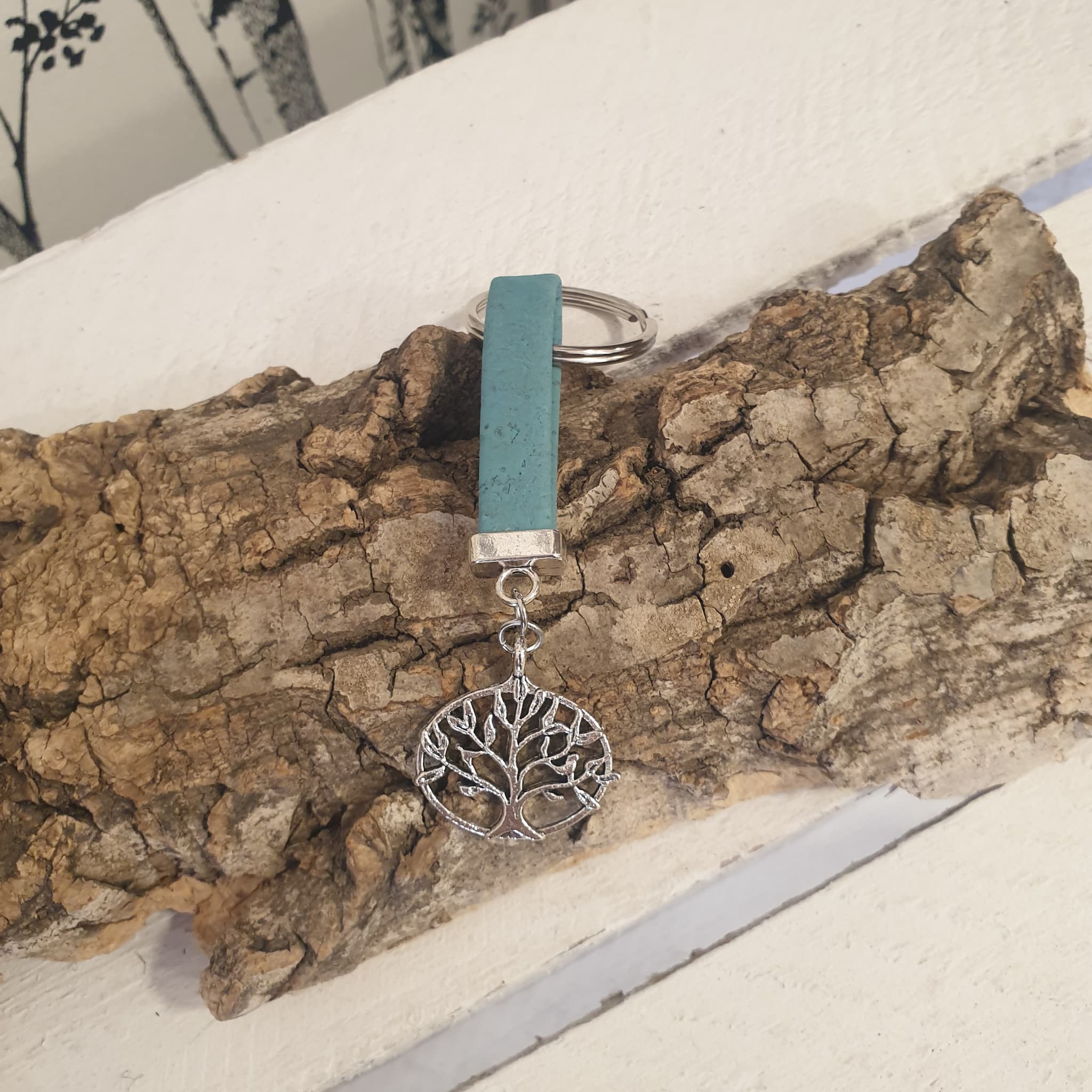Porte-clés en liège plat bleu pastel - arbre de vie - alsace