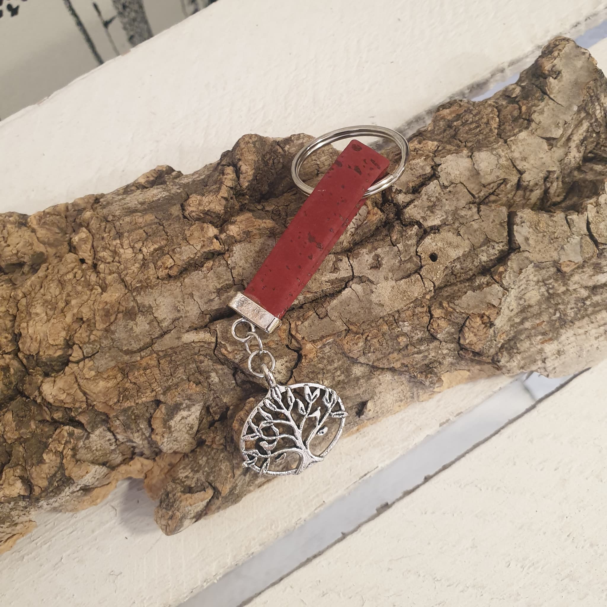Porte-clés en liege plat bordeaux - arbre de vie - alsace