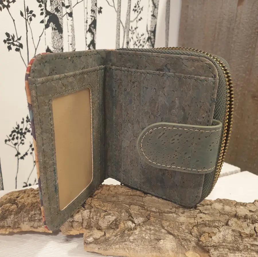 Intérieur du portefeuille Azalia avec rangements pour cartes et billets