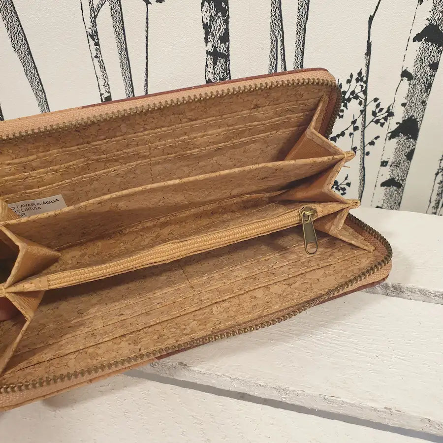 Intérieur du portefeuille en liège avec compartiments, cartes et monnaie