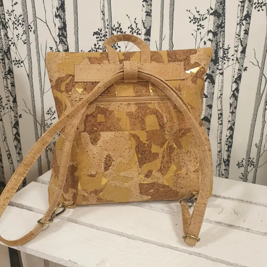 ZOOM ARRIERE SAC A DOS AVEC TIRETTE ET BANDOULIERE