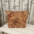 Sac Callia en liège avec touches rouges et dorées, rabat décoratif et boucle dorée