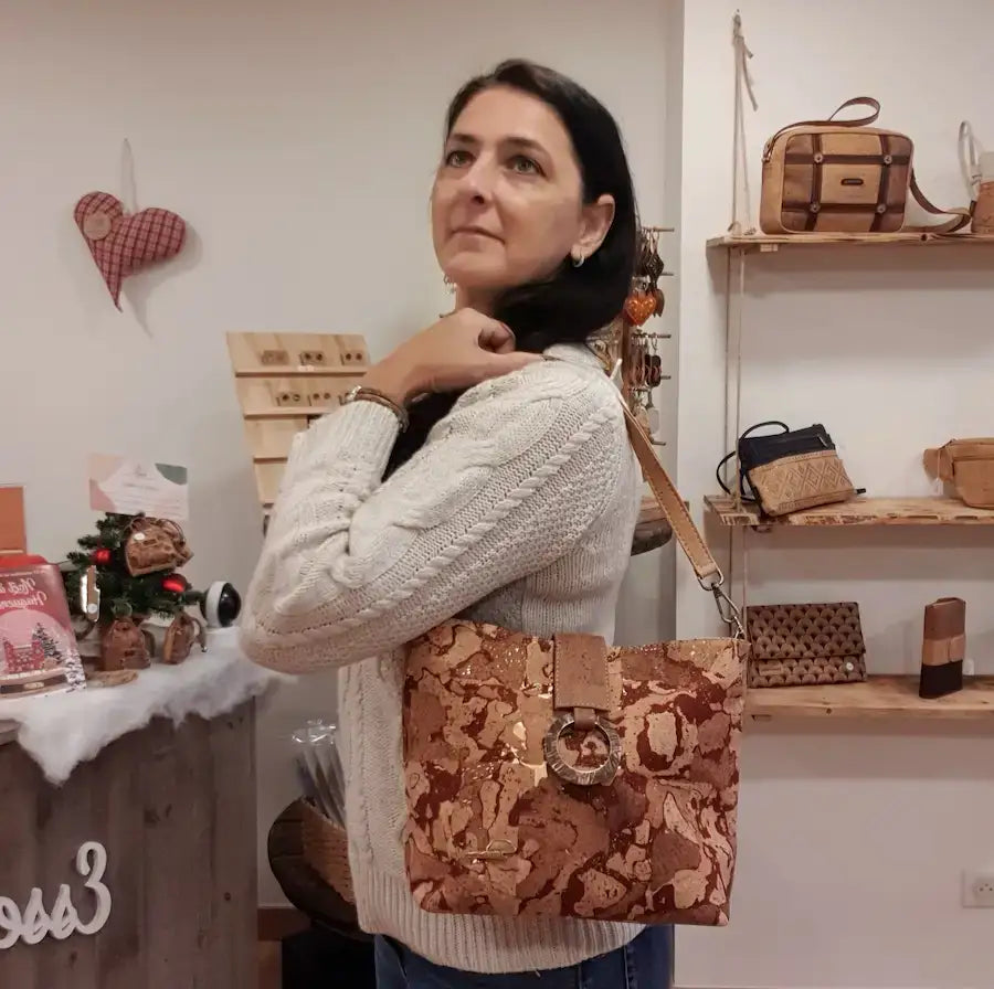 Sac Callia porté avec anse courte, style chic en liège naturel.