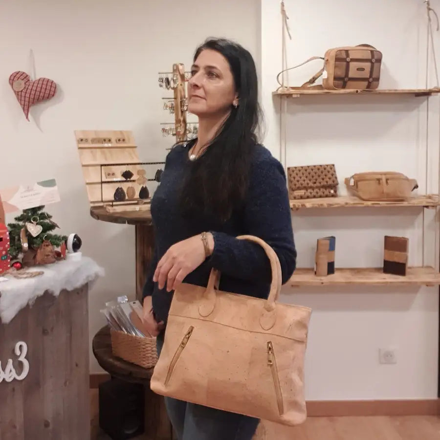 Sac à main en liège élégant et fonctionnel porté