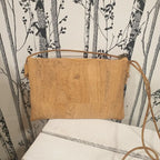 Vue arrière du sac bandoulière en liège vegan