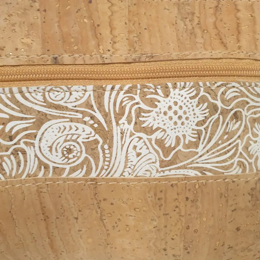 Détail du motif baroque sur le sac en liège