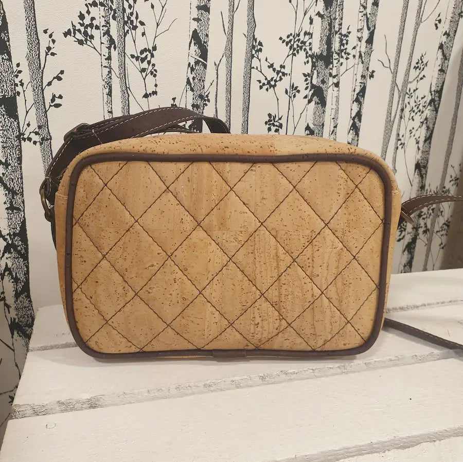 Sac bandoulière en liège naturel et marron vue de face