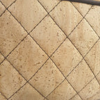 Détail du quadrillage cousu sur le sac bandoulière en liège