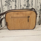 Dos du sac bandoulière en liège avec poche arrière zippée