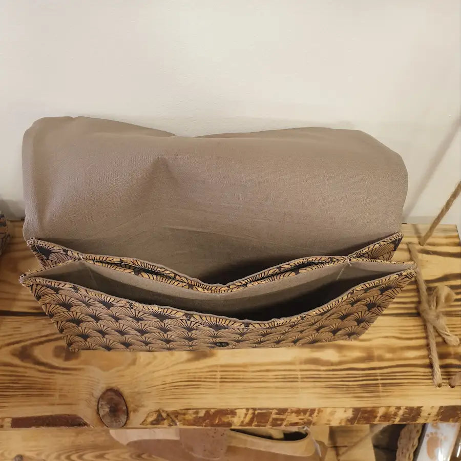 Pochouette artisanale en liège avec compartiments intérieurs