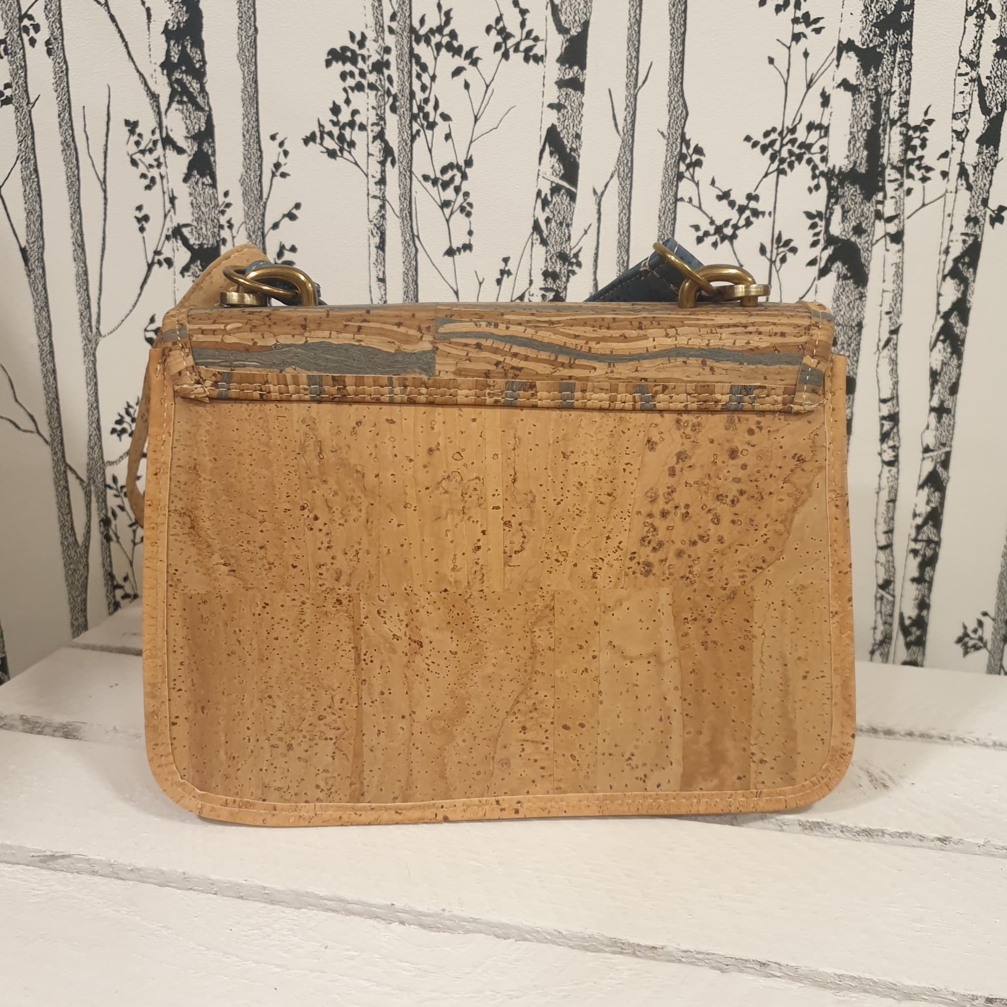 Sac cartable Lioréa en liège naturel et marron avec touches de bleu - vue de derrière