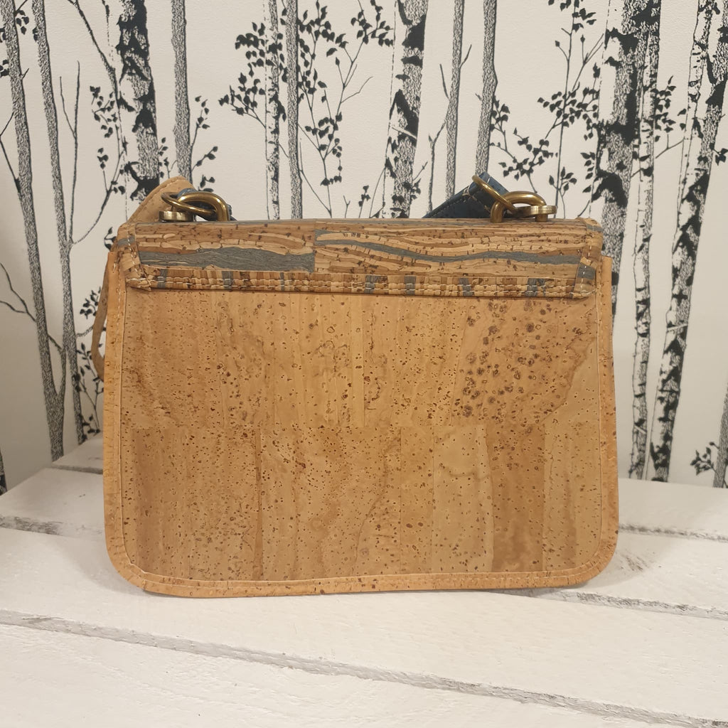 Sac cartable Lioréa en liège naturel et marron avec touches de bleu - vue de derrière