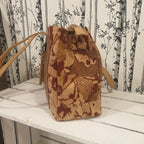 Sac à main Eloria en liège bordeaux et touche de doré - vue de côté