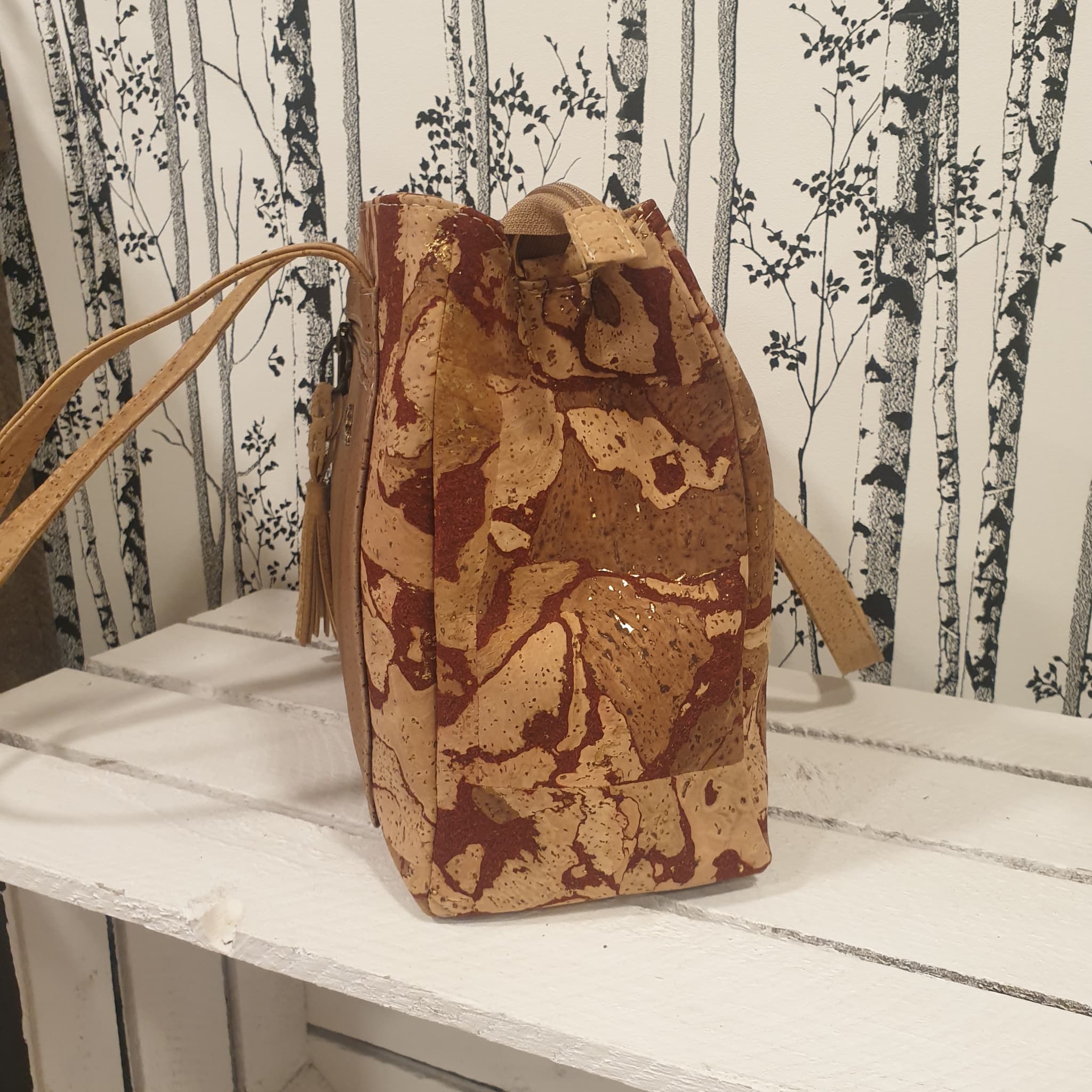 Sac à main Eloria en liège bordeaux et touche de doré - vue de côté