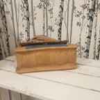 Sac cartable Lioréa en liège naturel et marron avec touches de bleu - vue de dessous