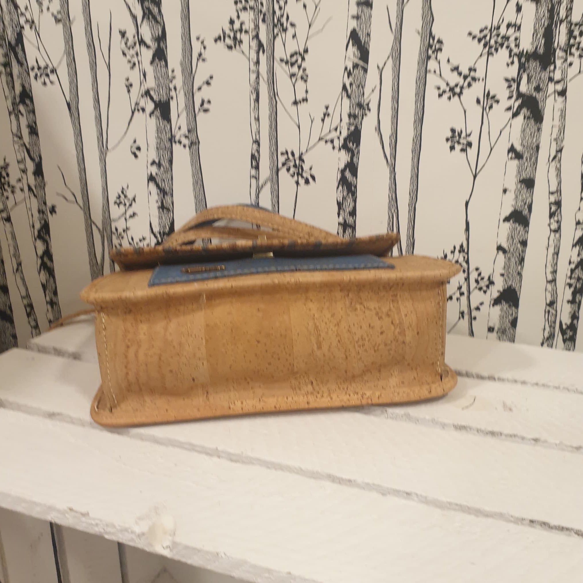 Sac cartable Lioréa en liège naturel et marron avec touches de bleu - vue de dessous