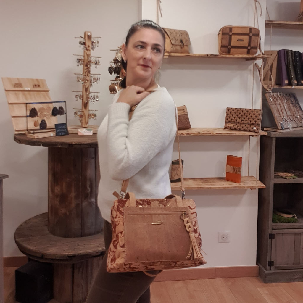 Sac à main Eloria porté à l’épaule