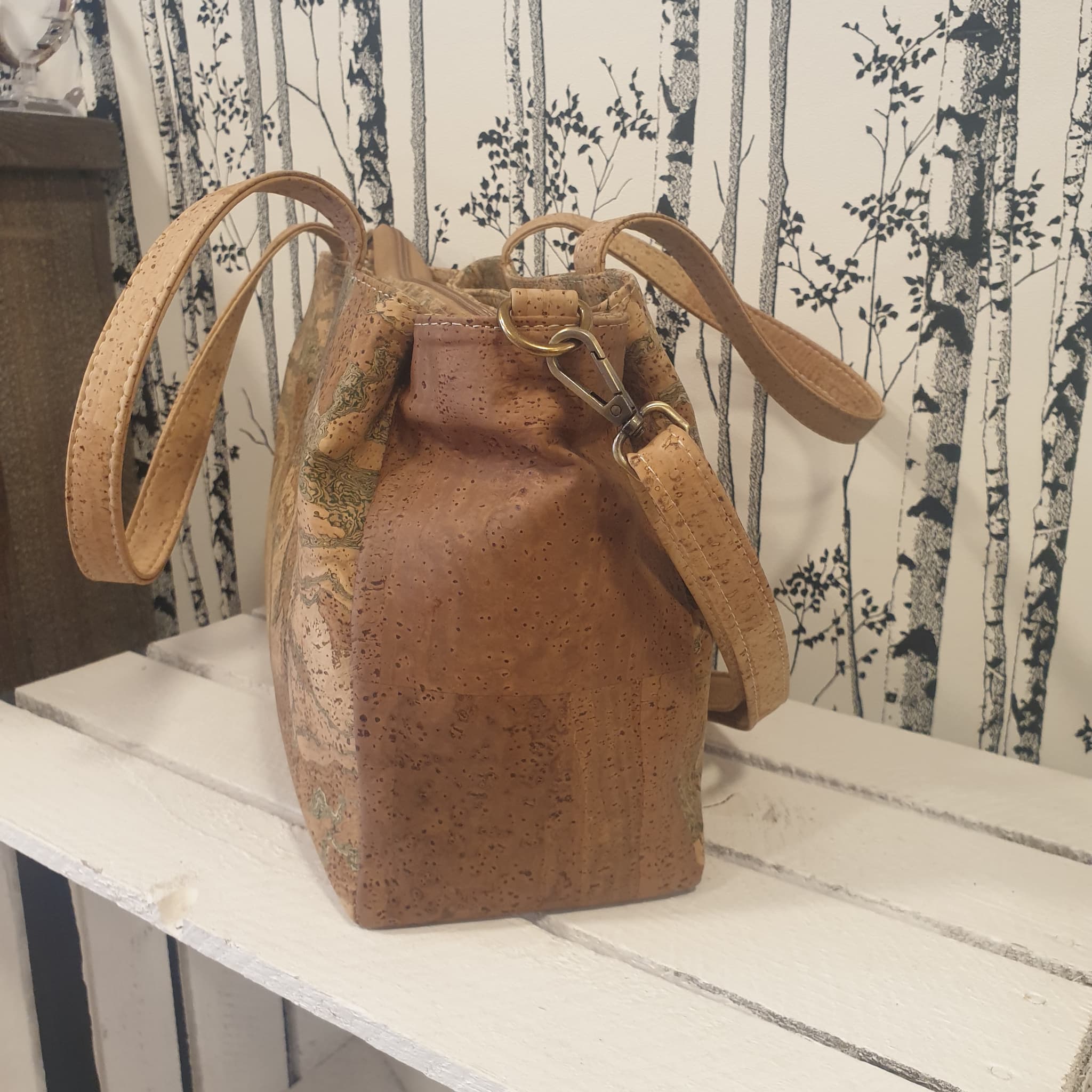 Compartiments latéraux du sac Aureva avec fermeture par pression - vue de côté