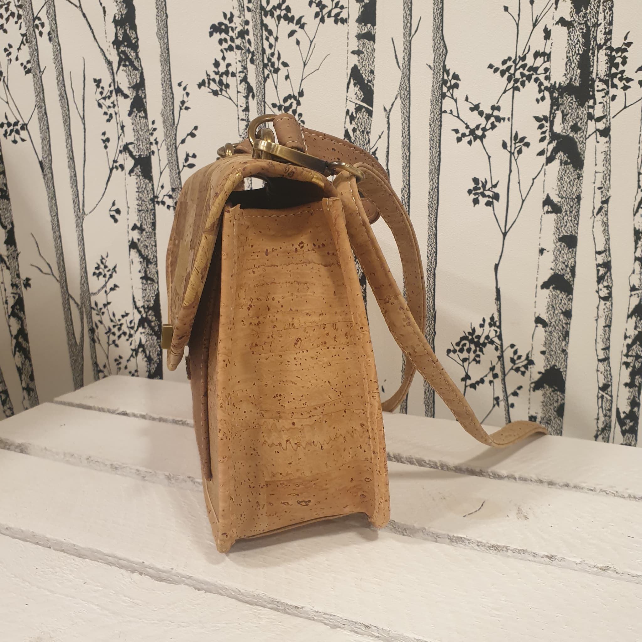 Sac cartable Doréa en liège marron et naturel avec détails dorés - vue de côté