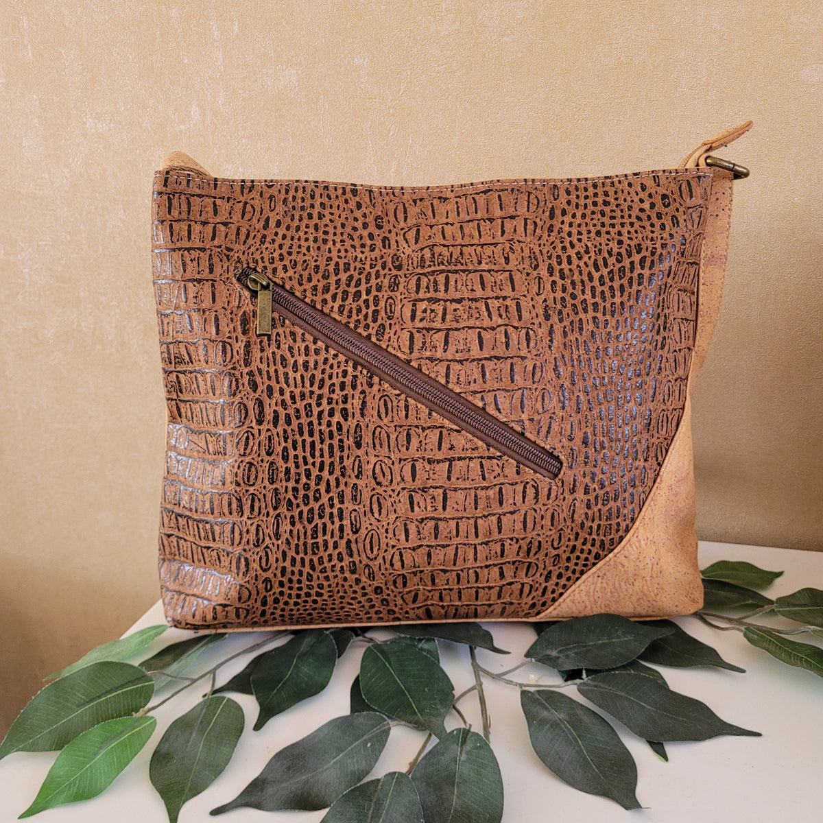 SAC BANDOULIERE EN LIEGE TEXTURE MARRON - VUE DE DEVANT