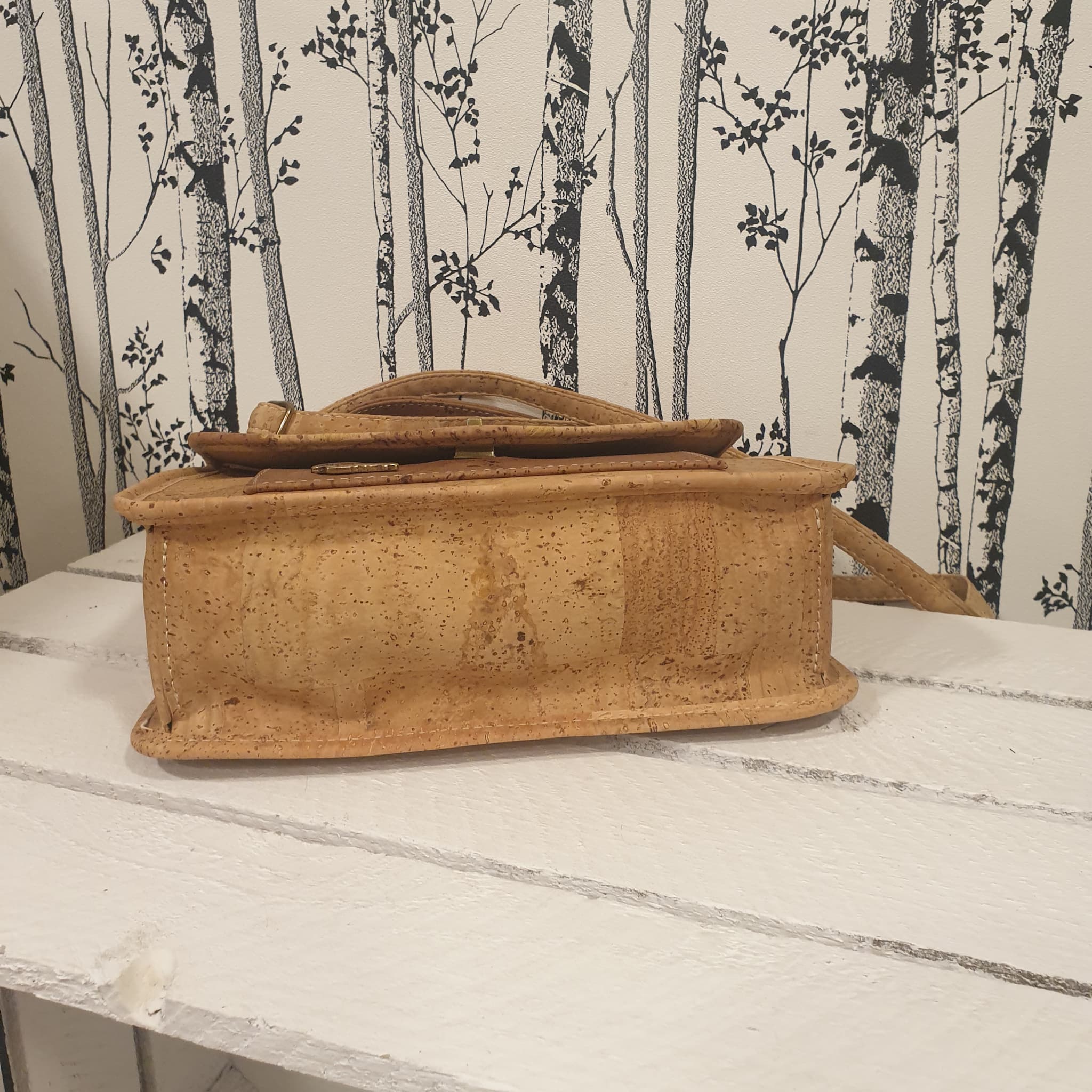 Sac cartable Doréa en liège marron et naturel avec détails dorés - vue de dessous
